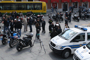 Slika /PU_I/policija-među-građanima.gif